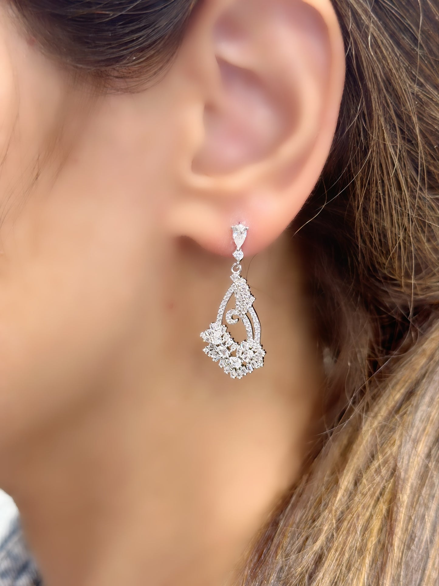 Elegant Drop Earrings With White Stones Zircon