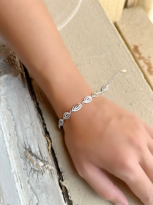 Classic Oval Shape Design Bracelet