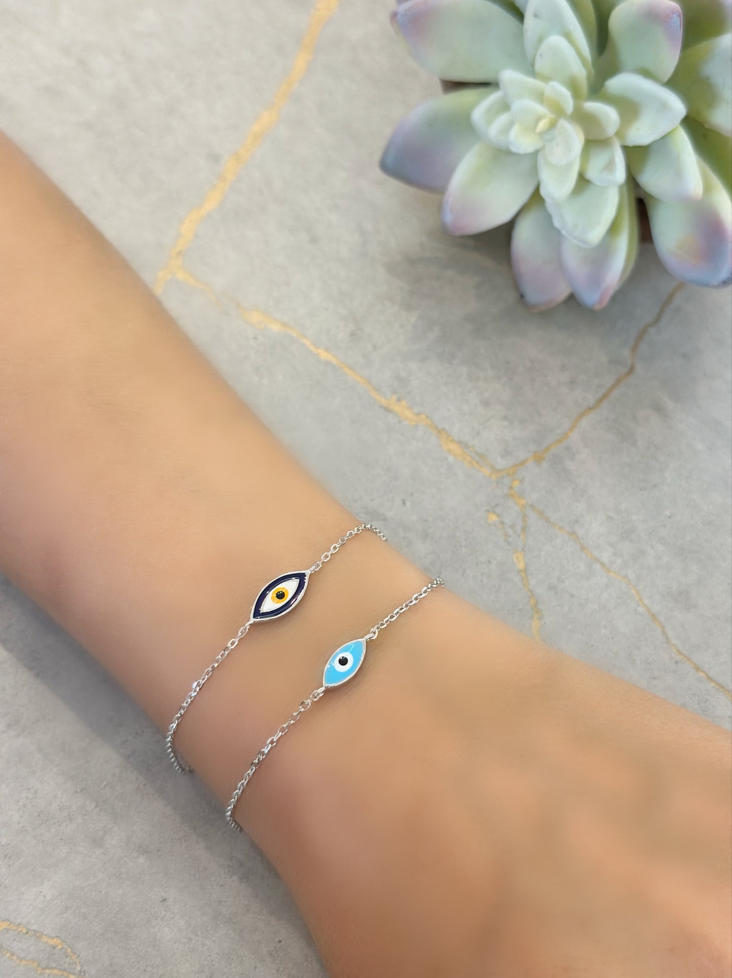 Eye Shape Design Bracelet With Blue Colors